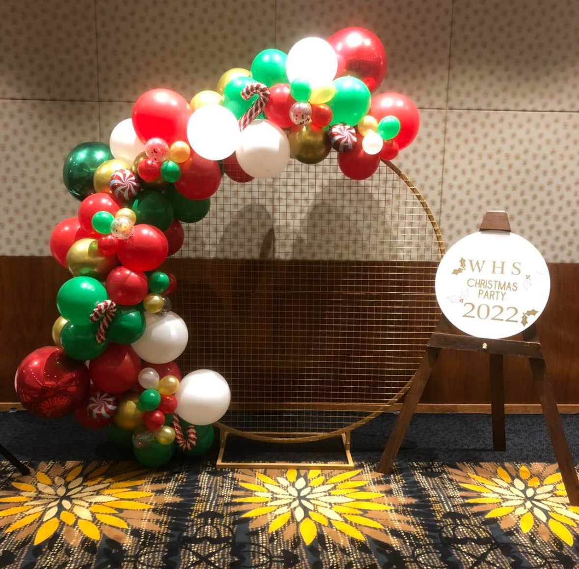 CHRISTMAS Mesh Backdrop with Balloon Garland