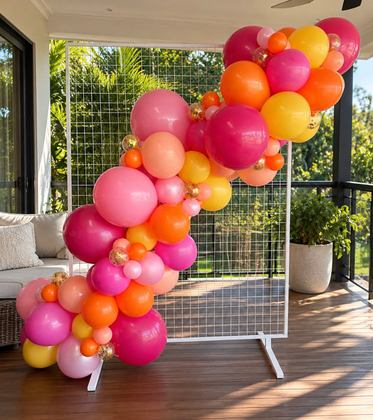 Rectangular Mesh Wall with Balloon Garland (hire)