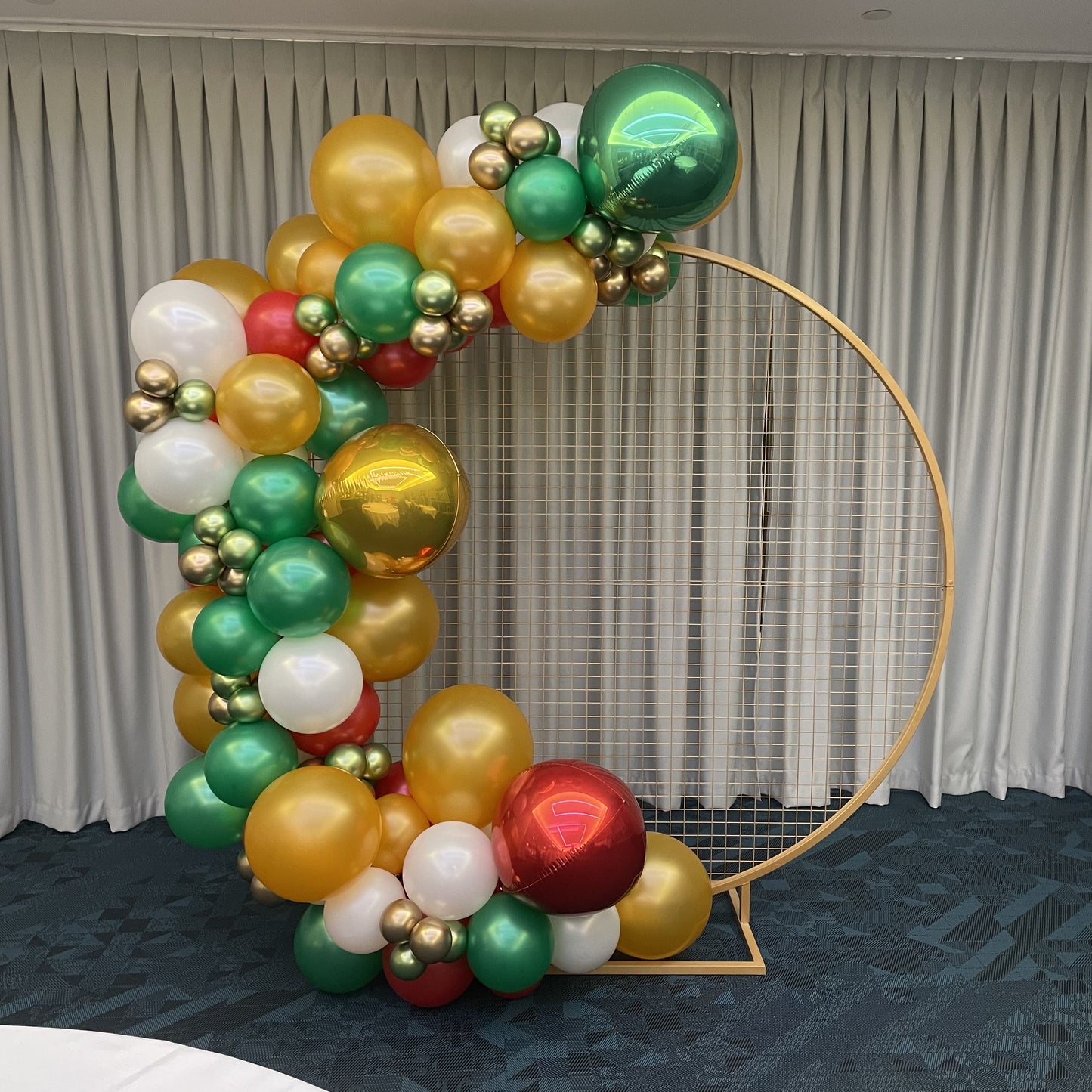 CHRISTMAS Mesh Backdrop with Balloon Garland