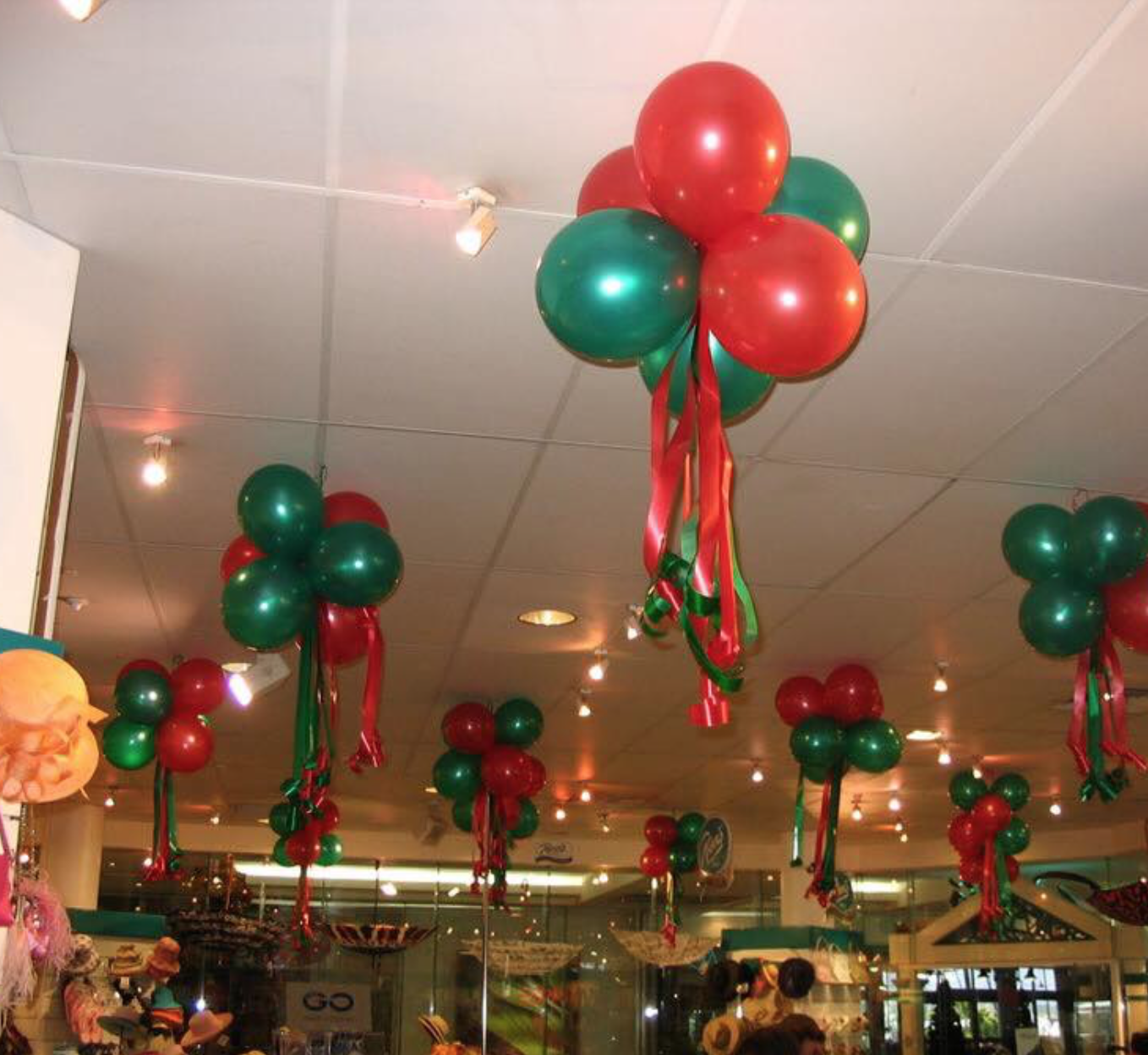 Air-Filled Cluster of 6  Balloons with Ribbon Tails