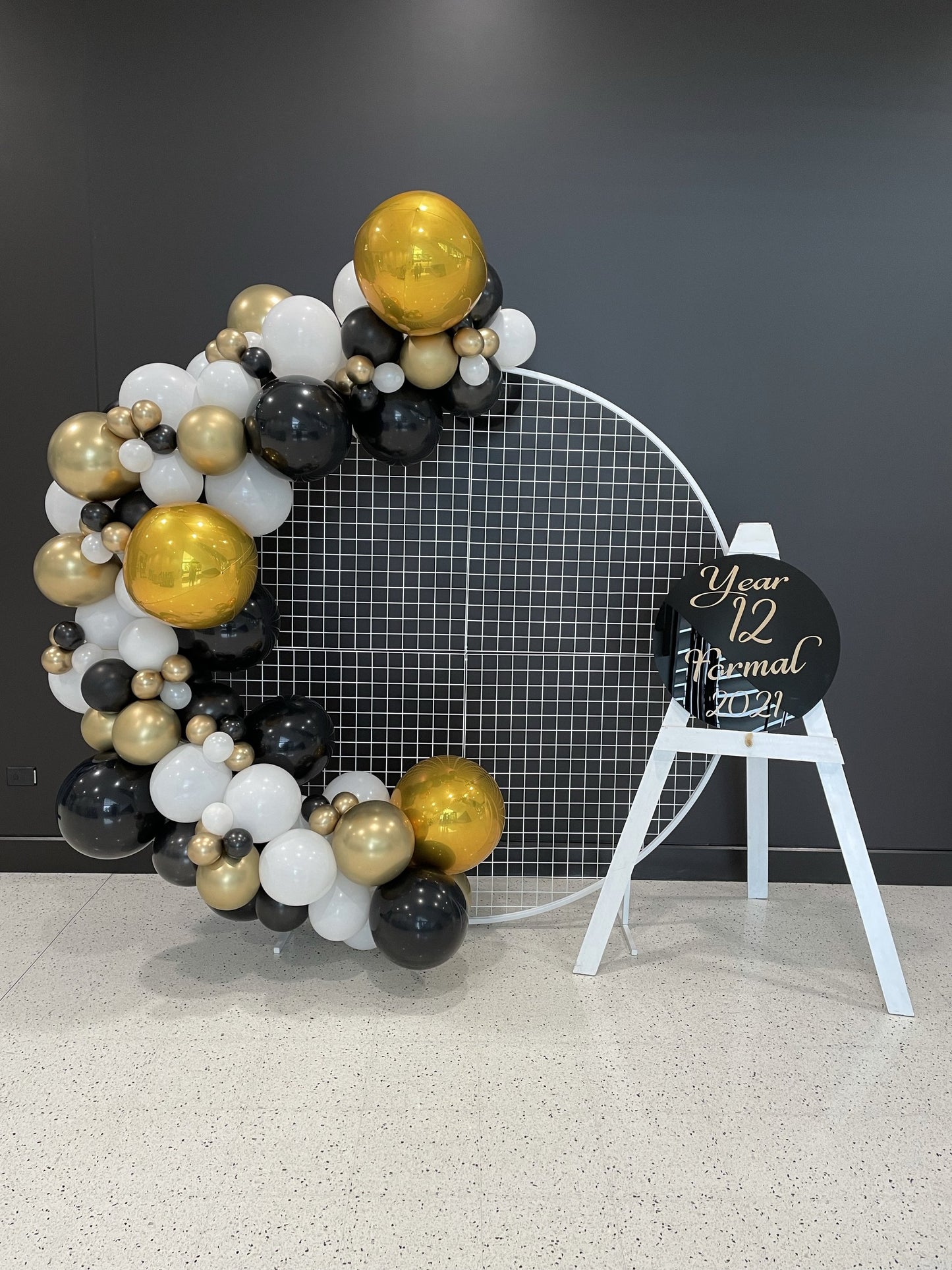 2m Round Mesh Backdrop with Balloon Garland