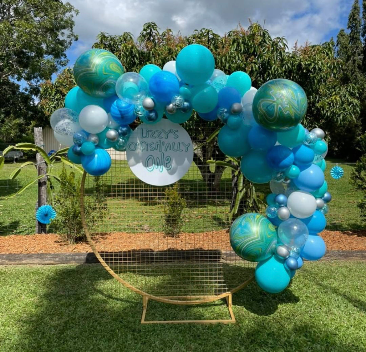 2m Round Mesh Backdrop with Balloon Garland