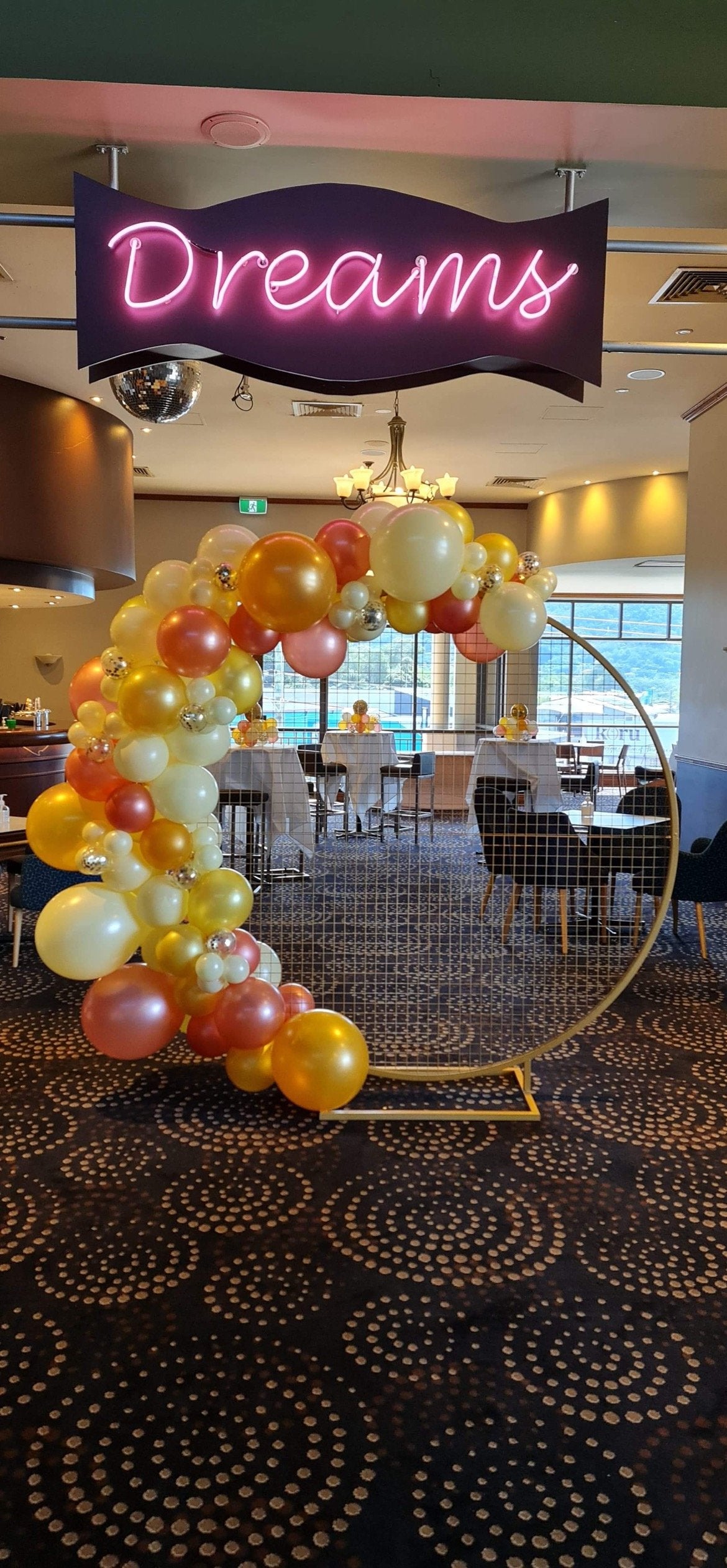 2m Round Mesh Backdrop with Balloon Garland