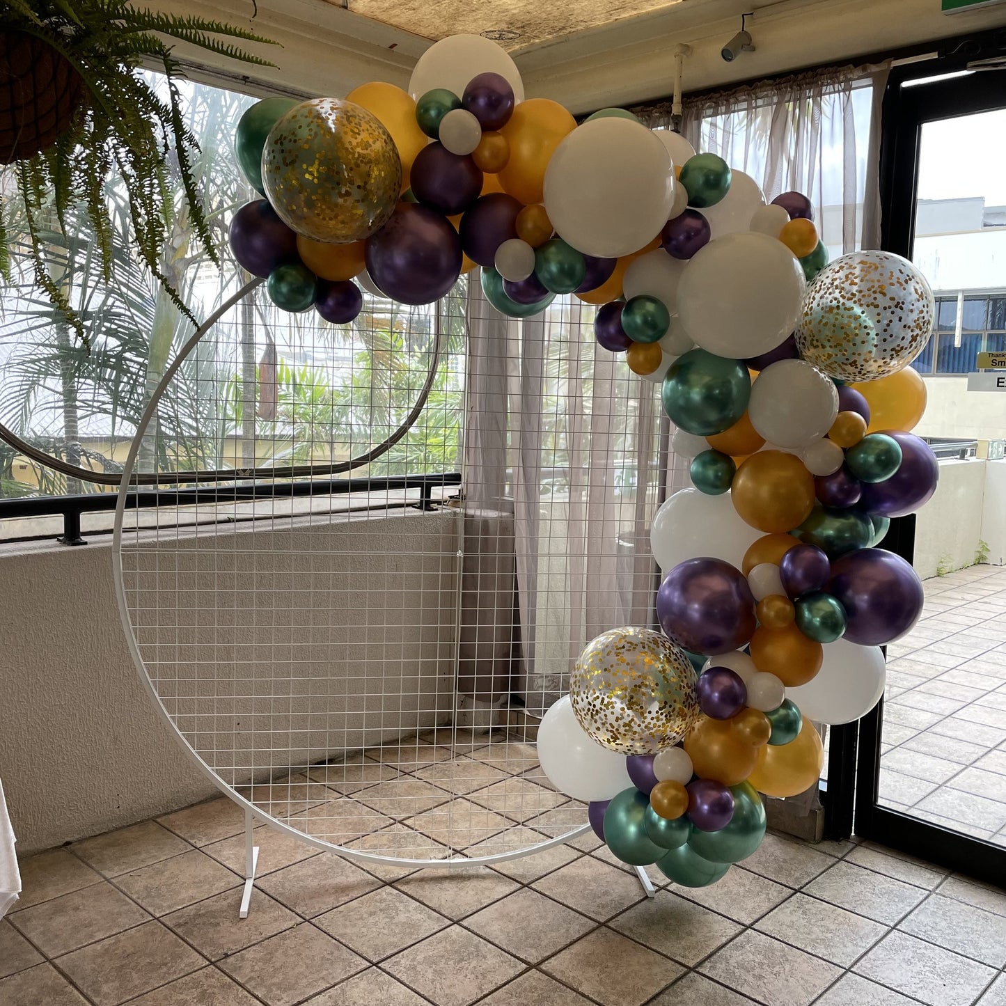 2m Round Mesh Backdrop with Balloon Garland